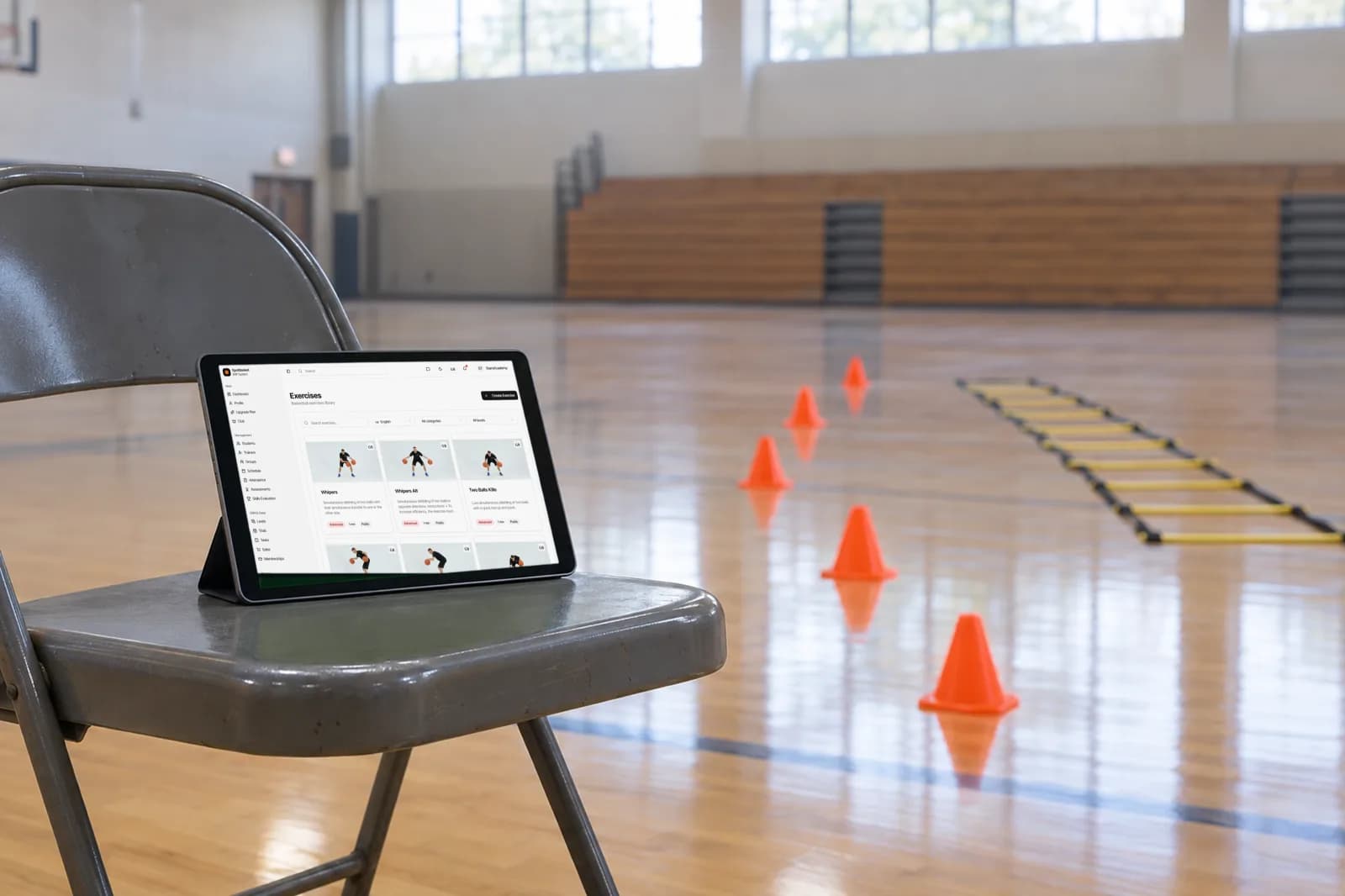 База упражнений по баскетболу SpotBasket на планшете во время детской тренировки