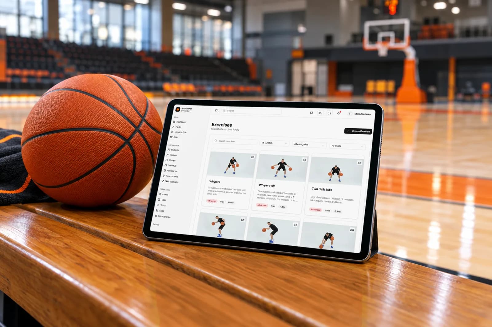 База упражнений по баскетболу SpotBasket на планшете во время детской тренировки
