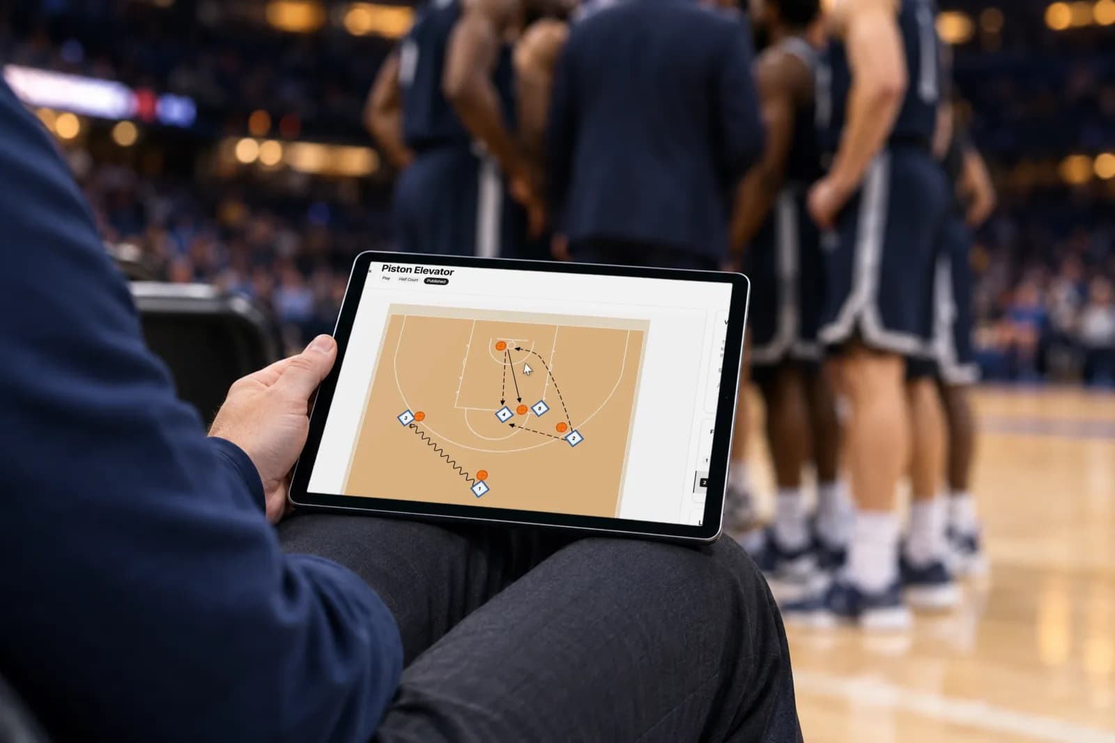 Тактическая доска для баскетбола SpotBasket на iPad у площадки с анимированной комбинацией на половине поля