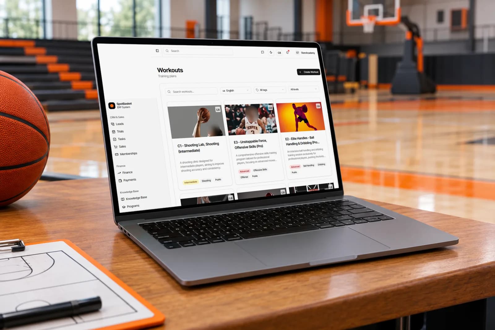 Тренер просматривает конспект тренировки по баскетболу в SpotBasket перед занятием